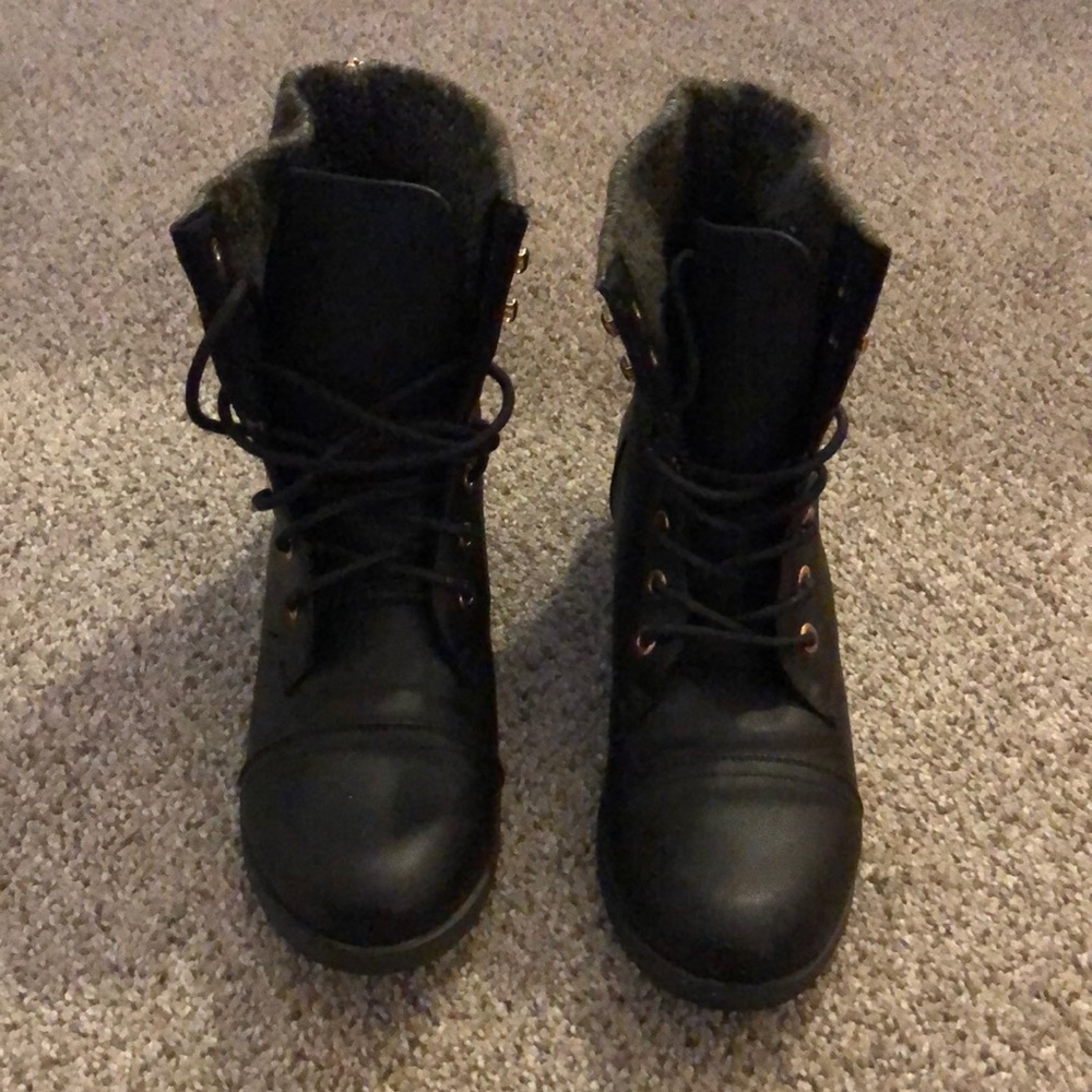 Black boots, size 8